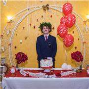 Laureato in lettere moderne, con la passione per tutti i tipi di storia, letteratura e materie umanistiche